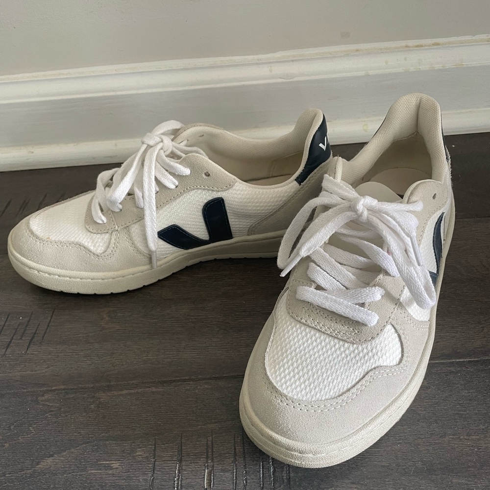 Veja women shoes size 6 but fits women US 7. Used few times only .